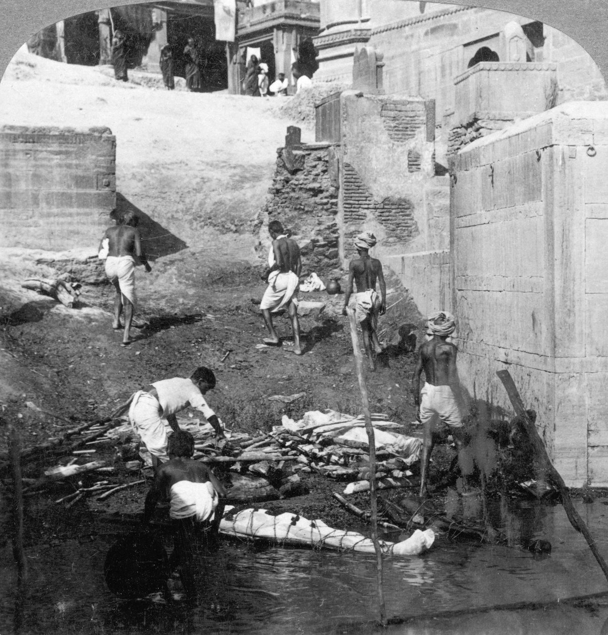 Baden und Verbrennen der hinduistischen Toten, Benares Varanasi, Indien 1903 von Underwood and Underwood