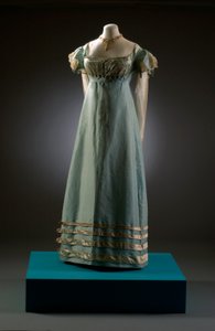 Enteneiblaues Abendkleid mit cremefarbenen Ärmeln, gezeigt mit Perlschmuck, ca. 1819