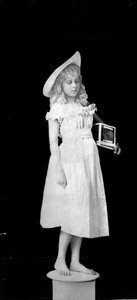 Statuen aus dem Leben; Mädchen mit Vogelkäfig, um 1890 (sw Foto)