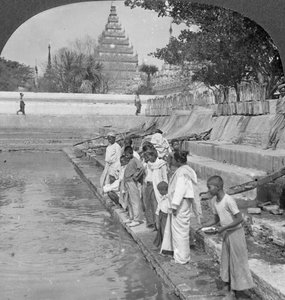 Pilger füttern heilige Schildkröten, Arakan-Pagode, Mandalay, Burma, 1908